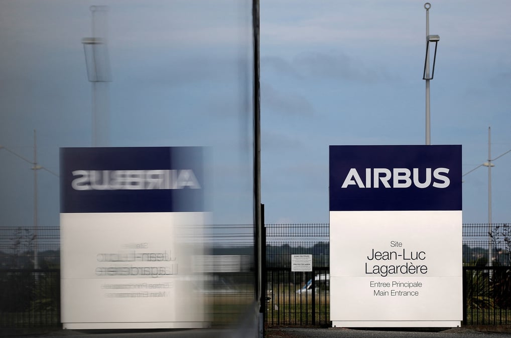 Entree de l'usine de production de l'a380 jean-luc lagardere au siege d'airbus a blagnac