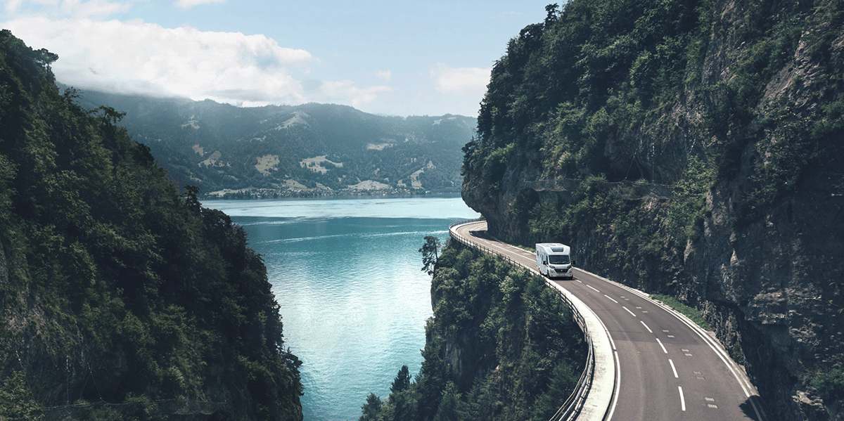 En position de challenger, Caramaps explore depuis dix ans les routes sinueuses de la monétisation de sa communauté de 830.000 voyageurs en vans et camping-cars.