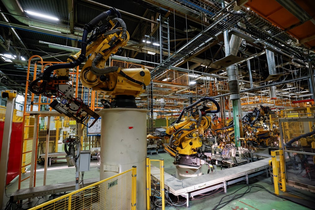 Des bras robotises sont installes dans la nouvelle usine de l'entreprise chinoise chery auto a barcelone