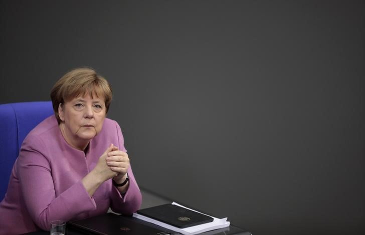 Merkel demande qu'ankara cesse d'evoquer le nazisme, sans succes