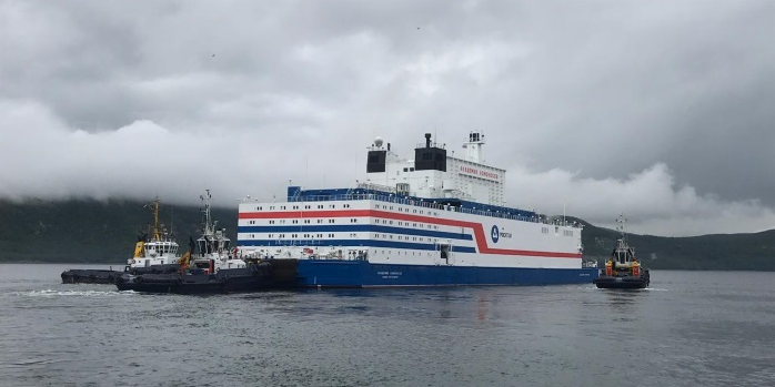 La première centrale nucléaire flottante pèse 21 tonnes et a dû être tirée par plusieurs bateaux.