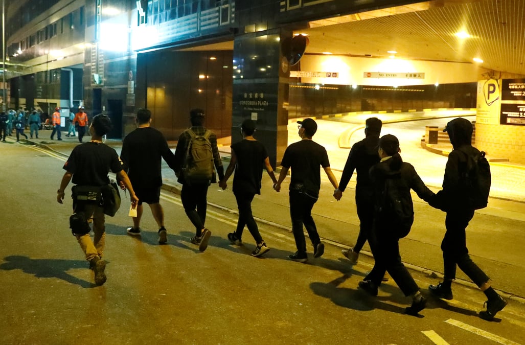 Hong kong: une poignee de manifestants d'un campus se rendent a la police