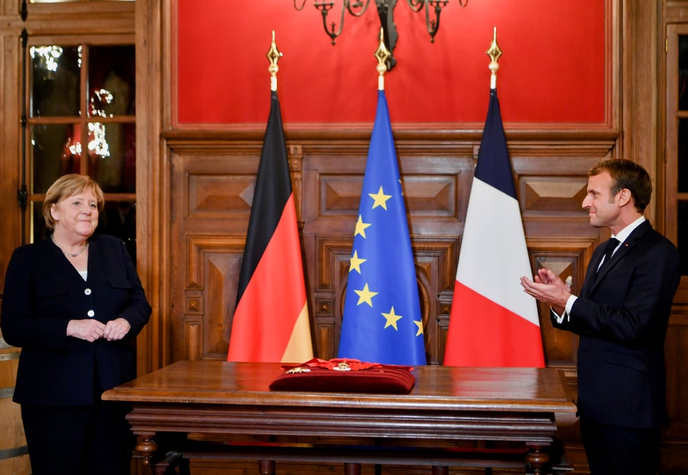 "tu as garde l'europe unie", dit macron a merkel dans un dernier hommage