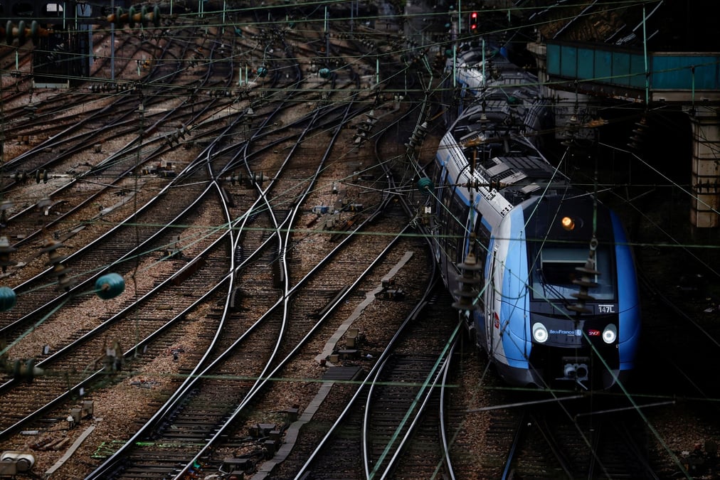 Un train a la gare saint-lazare a paris a la veille de greves et de manifestations contre la reforme des retraites en france