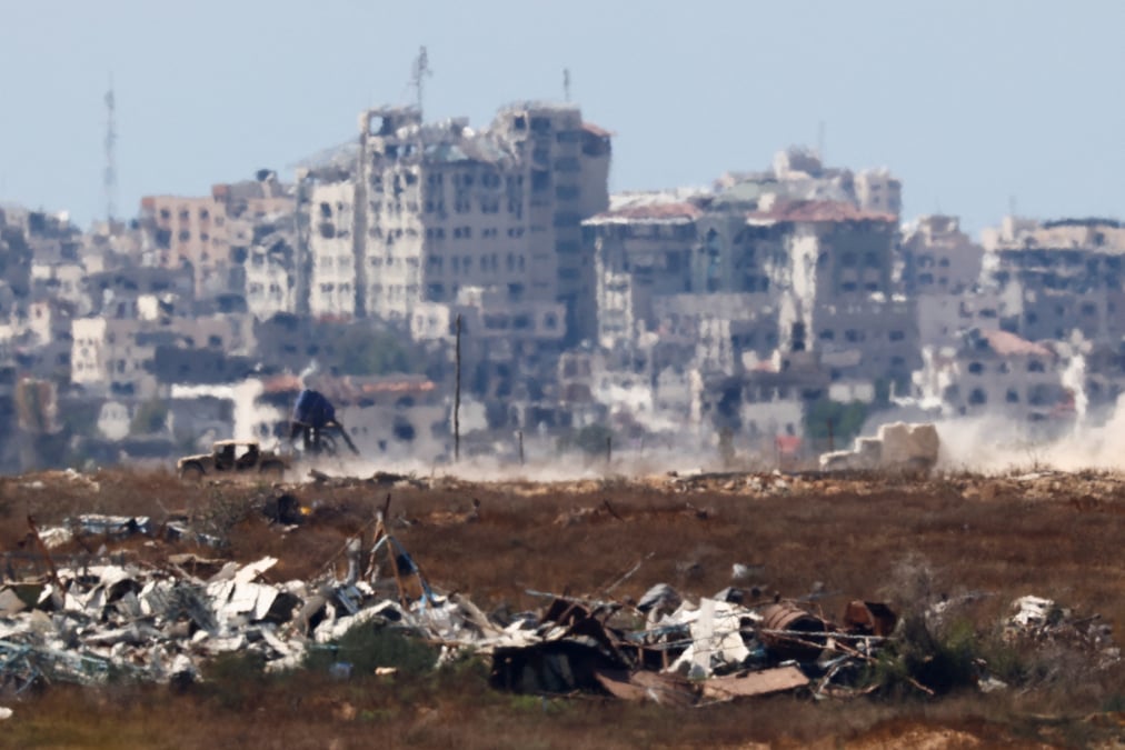 Des vehicules militaires israeliens manoeuvrent a l'interieur de la bande de gaza