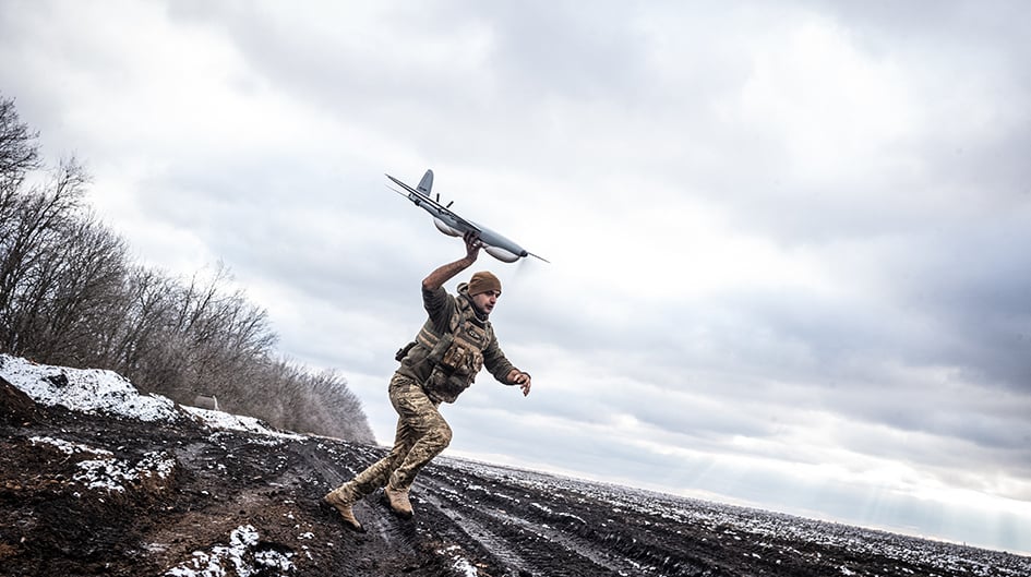 Le 14 janvier
dans la région
de Pokrovsk,
un militaire
des forces armées
ukrainiennes
lance un drone
de reconnaissance
Shark.