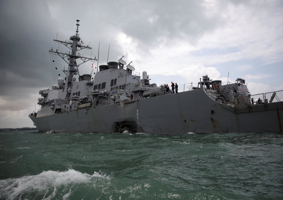 Enquete apres la collision d'un destroyer us et d'un petrolier