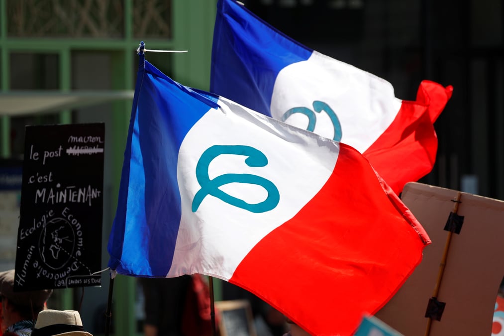 Lfi recycle ses hologrammes pour un "contre-debat"