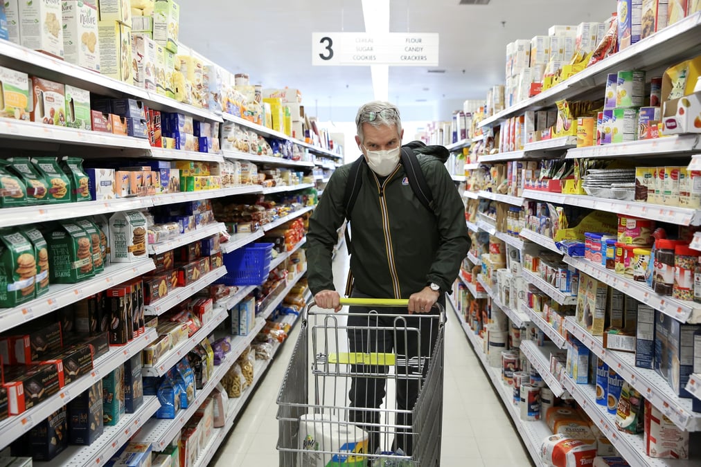 L'apparition de nouvelles zones de contamination en France et les craintes d'une seconde vague sur le territoire assombrissent un peu plus l'horizon économique et social.