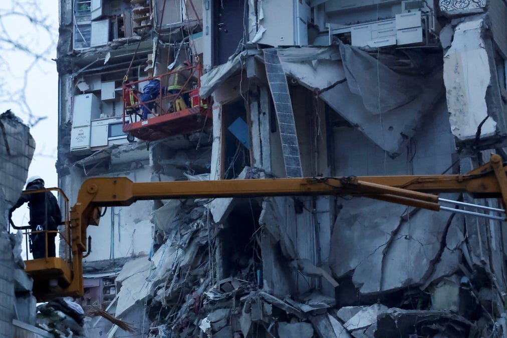 Photo d'archives des services de secours sur le site ou un immeuble d'habitation a ete endommage par un tir de missile russe, a dnipro