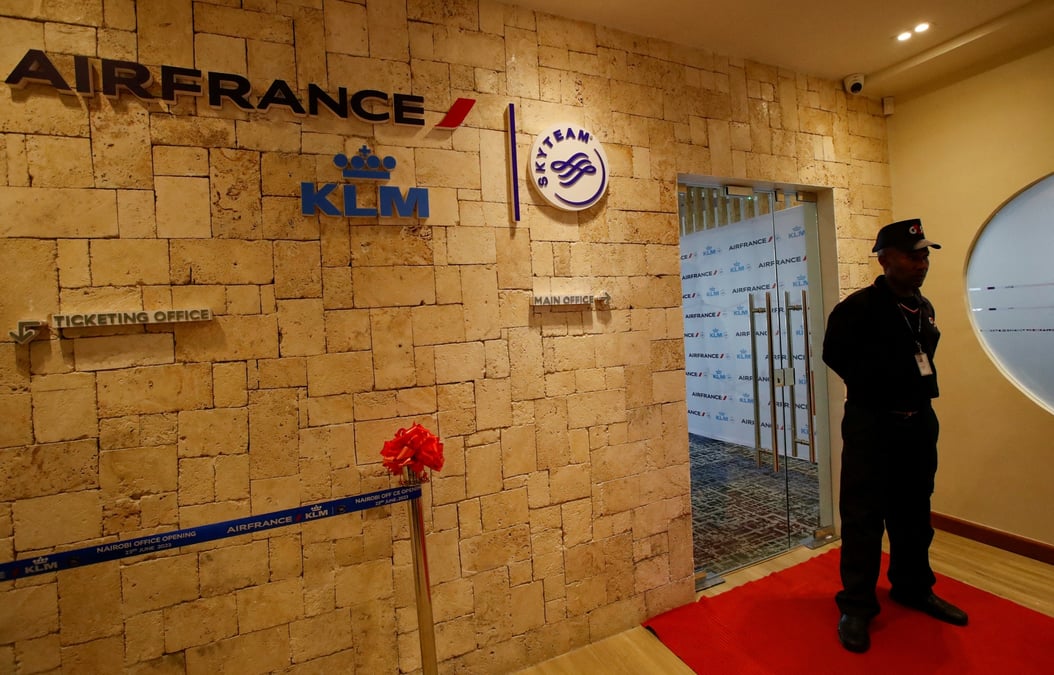 Un agent de securite se tient a l'entree du nouveau bureau regional d'air france-klm a nairobi