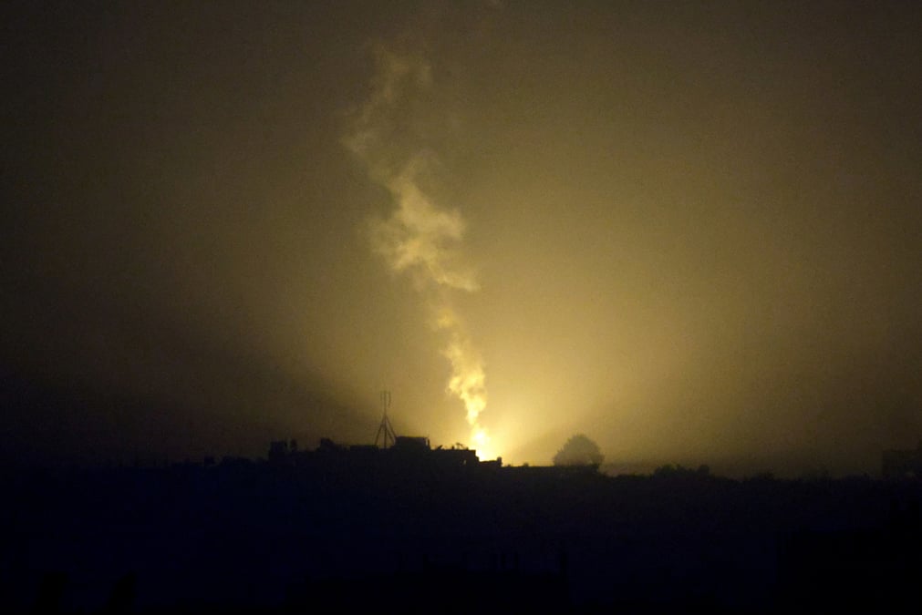 Une fusee eclairante au-dessus de gaza