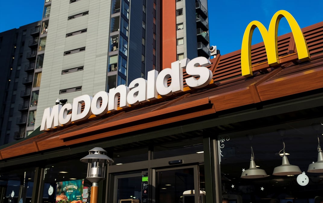 Le logo de mcdonald's sur la facade d'un restaurant a londres