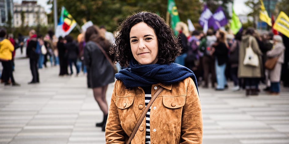 Portrait de Manon Aubry, députée européenne La France Insoumise lors d'un rassemblement en soutien aux victimes de violences sexuelles, à Paris, le 19 octobre 2024.