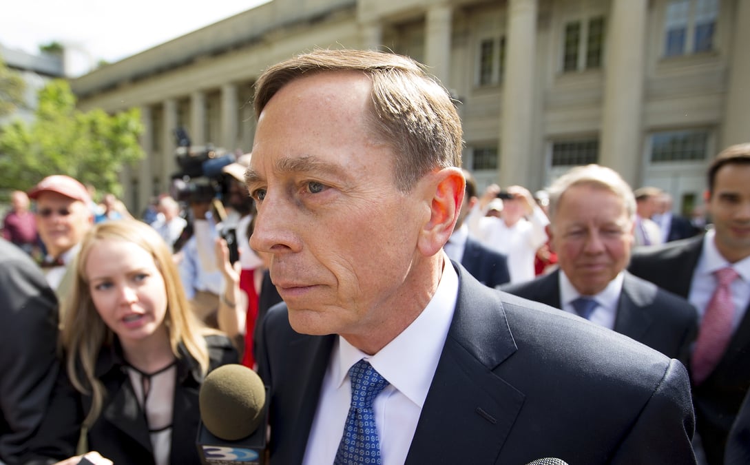 Mise a l'epreuve et lourde amende pour l'ancien directeur de la cia david petraeus