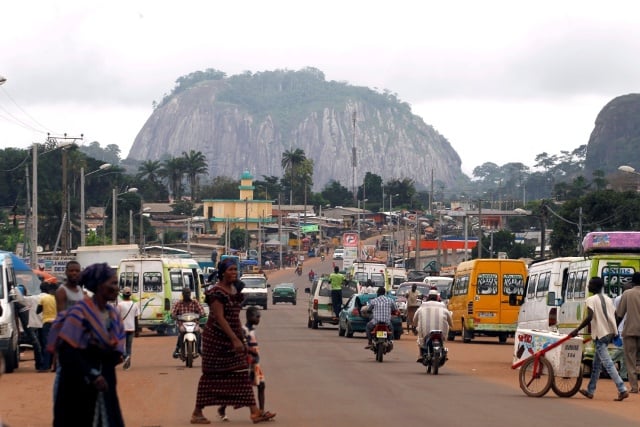Duékoué est située dans une zone forestière et montagneuse de la région du Guémon, à l'ouest de la Côte d'Ivoire, proche du Libéria et de la Guinée.