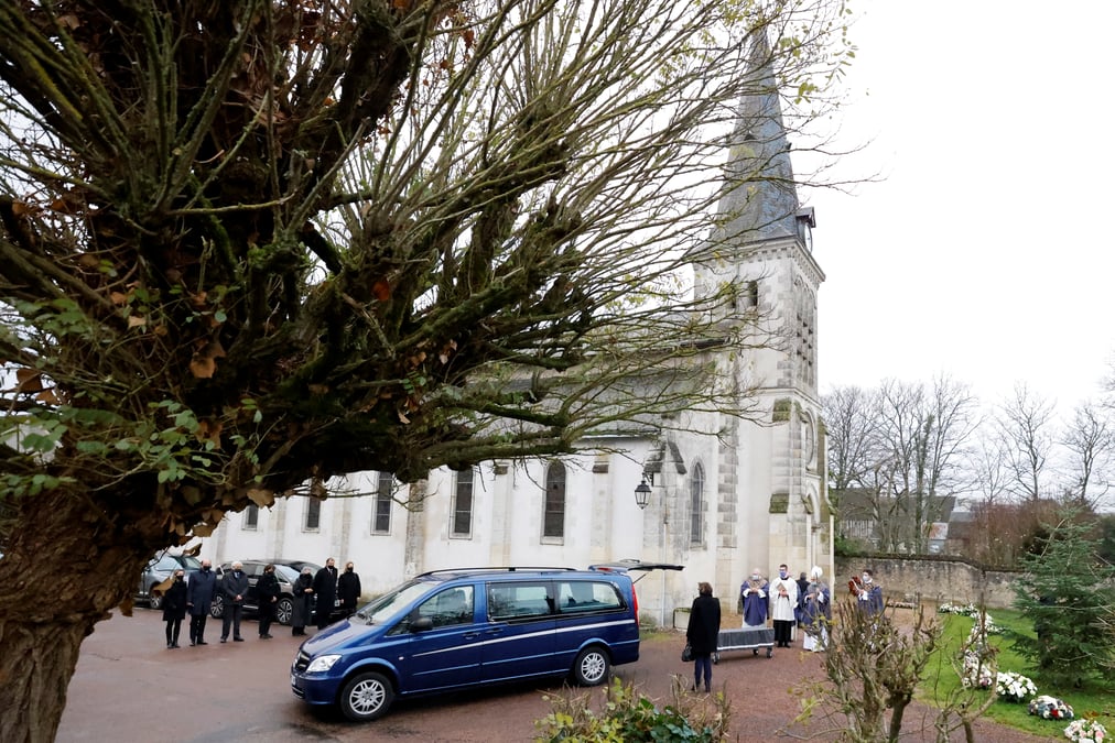 France: giscard a ete inhume a authon, dans l'intimite familiale