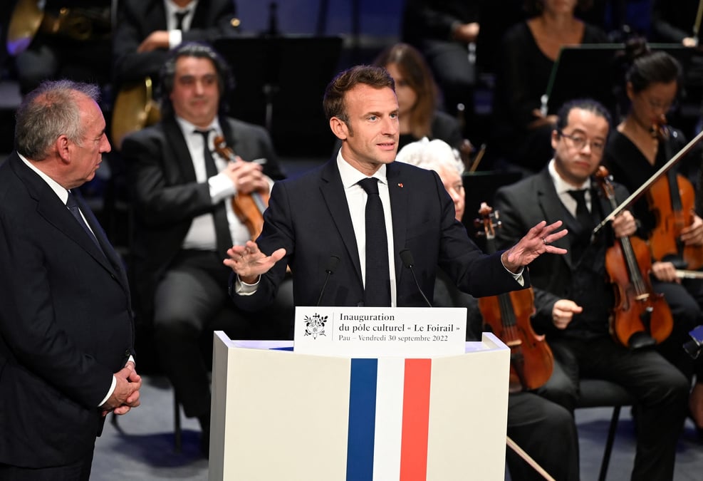 Le president francais emmanuel macron prononce un discours lors d'une visite a pau