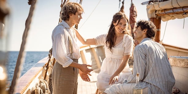 Fernand de Morcerf (Bastien Bouillon), Mercédès Herrera (Anaïs Demoustier) et Edmond Dantès avant son retour vengeur en comte de Monte-Cristo (Pierre Niney).