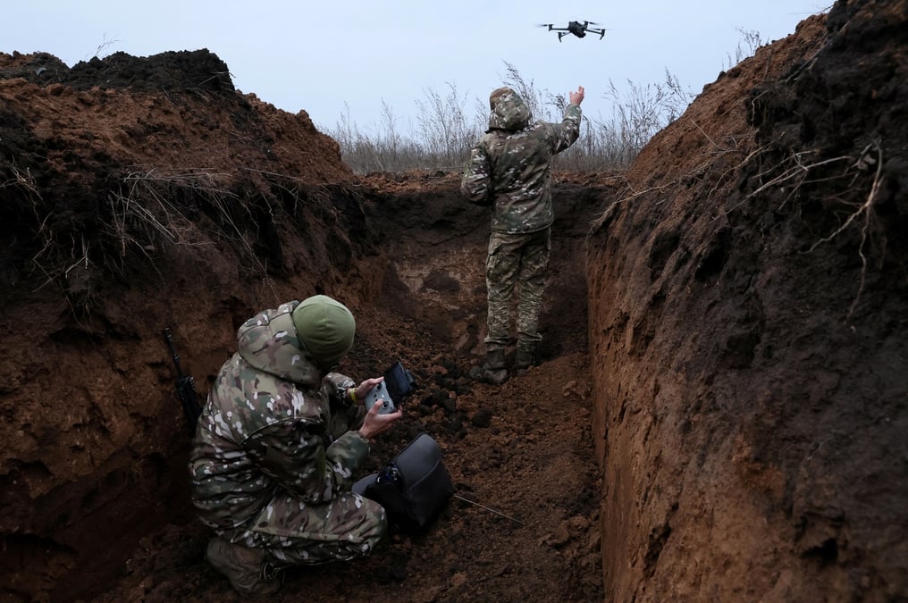 Photo d'archives : des soldats ukrainiens pilotent un drone pres de bakhmut