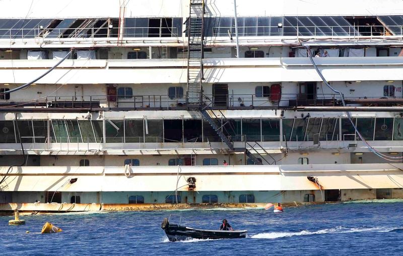 Début des opérations de remise à flot du Costa Concordia