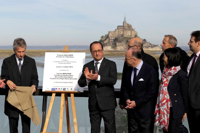 Francois hollande inaugure le barrage de couesnon au mont-saint-michel