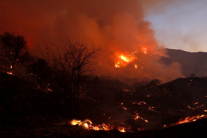 Plus de 1.600 pompiers en lutte contre le feu pres de los angeles