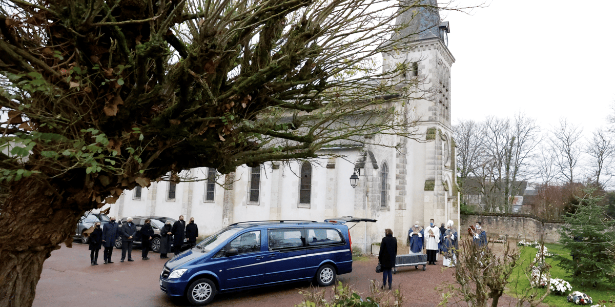 France: giscard a ete inhume a authon, dans l'intimite familiale
