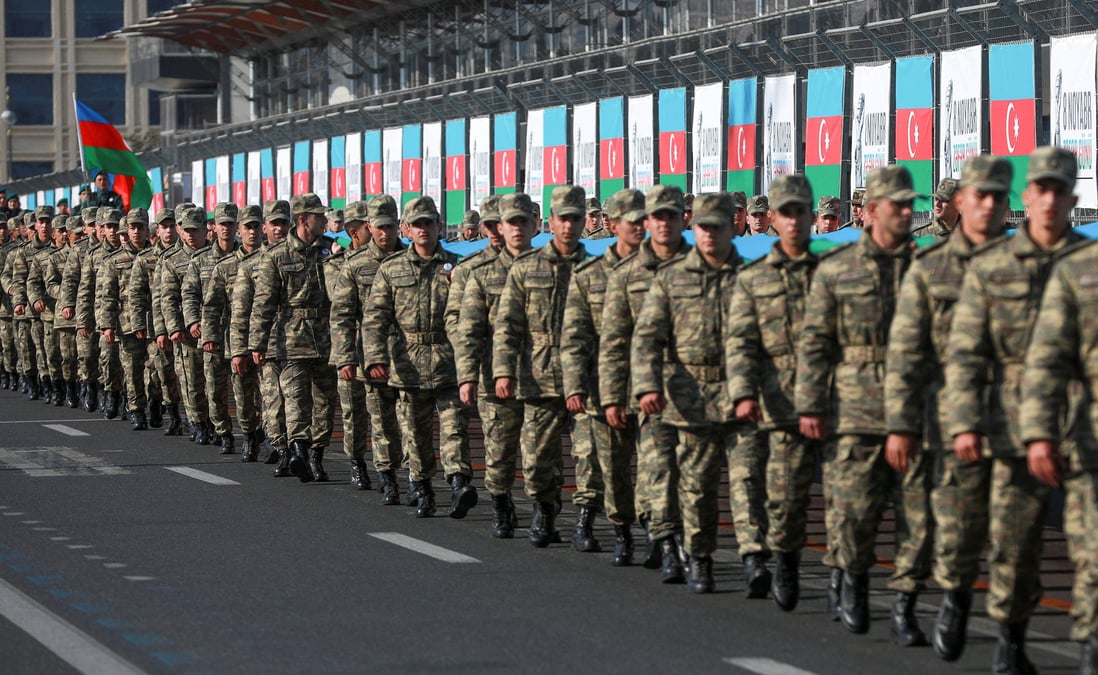 Des soldats azeris commemorent la fin du conflit de nagorno-karabakh de 2020