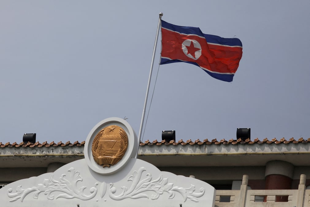 Drapeau de la coree du nord sur son consulat chinois