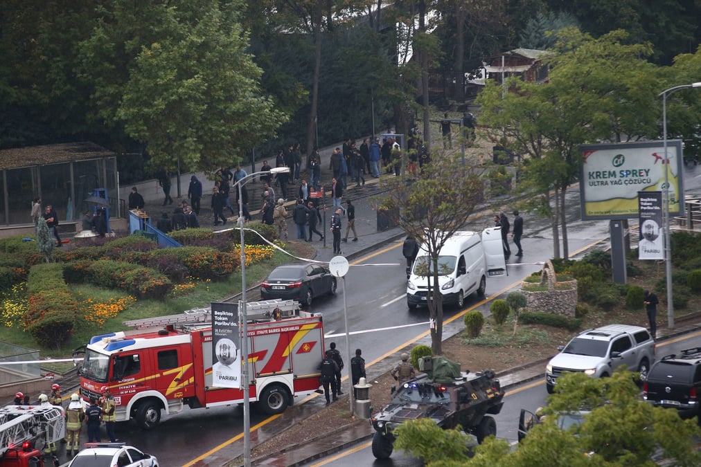 Les forces de securite devant le ministere turc de l'interieur apres un attentat a la bombe a ankara