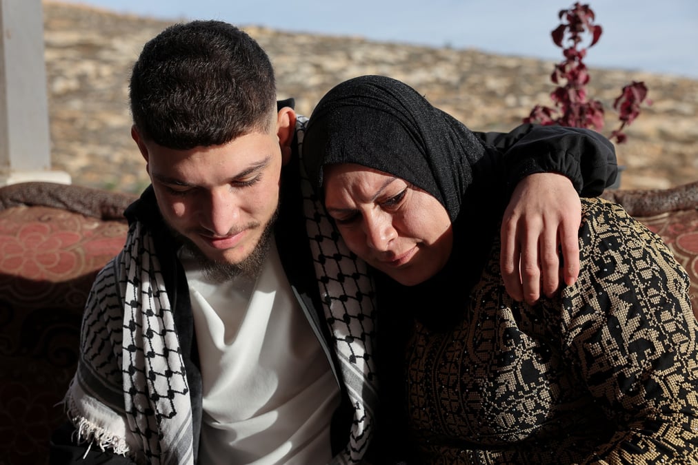Le prisonnier palestinien libere qusai taqatqa embrasse sa mere pres de sa maison