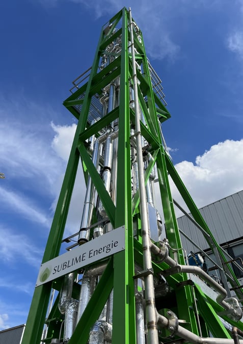 Une levée de fonds de 11,5 millions d'euros va permettre à l’entreprise Sublime Energie de financer la fabrication et l’installation d’un démonstrateur capable de liquéfier le biogaz et produire du carburant bas carbone. Il sera installé dès 2025 au sein de Gazéa, une société exploitant un méthaniseur agricole.