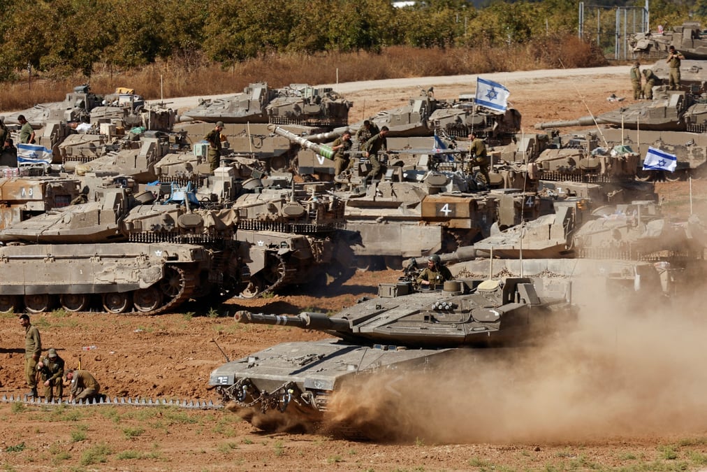 Photo d'un char israelien qui manoeuvre pres de la frontiere entre israel et gaza, dans le sud d'israel