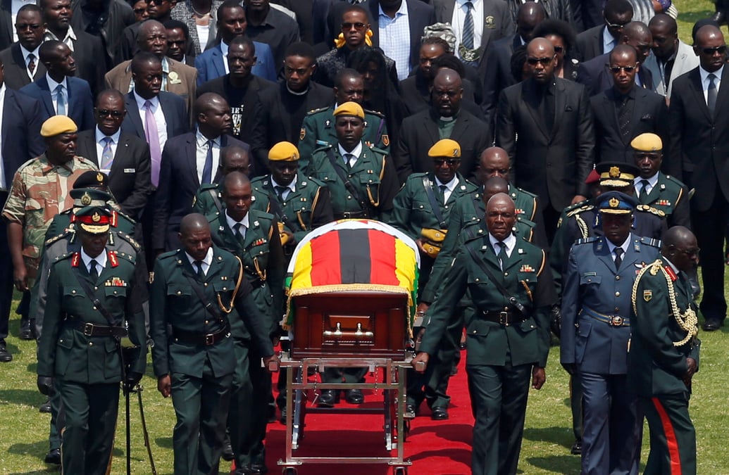 Zimbabweens et dirigeants etrangers rendent hommage a mugabe