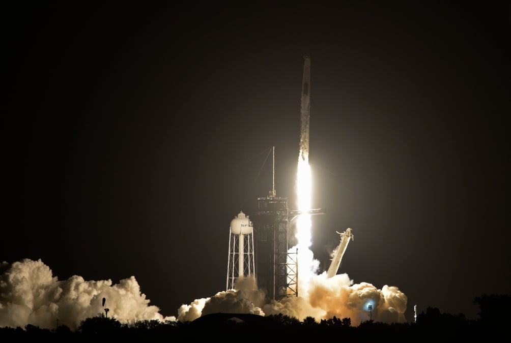 Decollage de la fusee spacex pour la mission crew-2 de la nasa