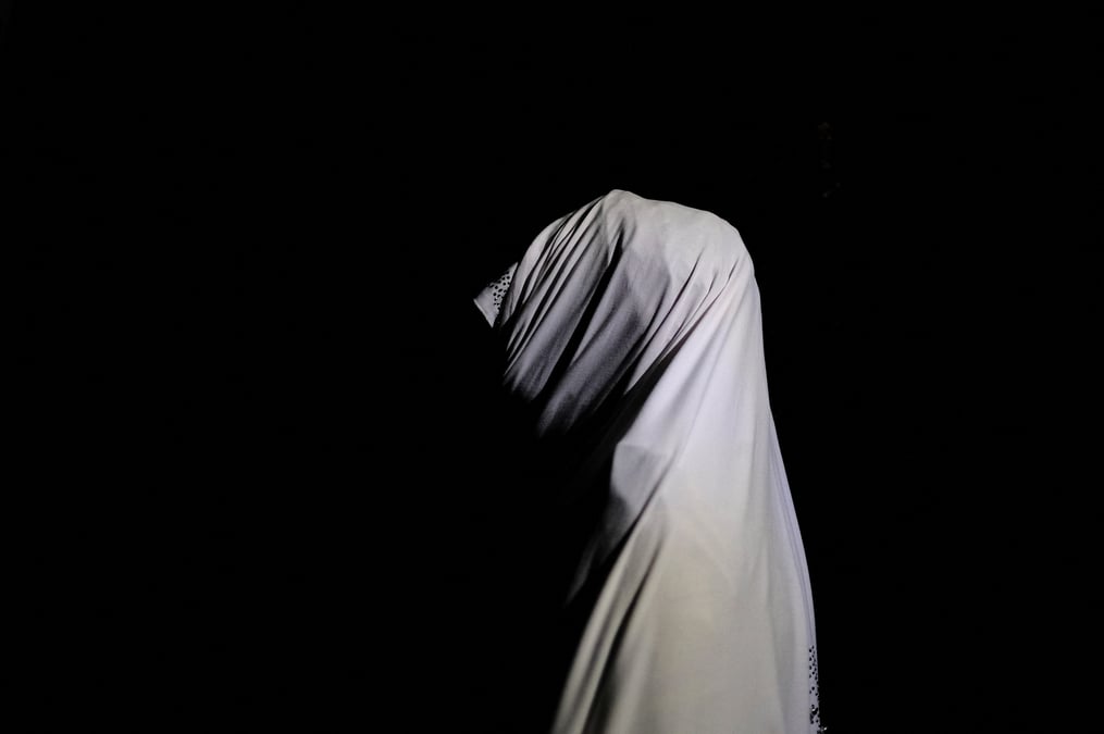 Une femme nigeriane pose pour un portrait dans un lieu tenu secret au nigeria