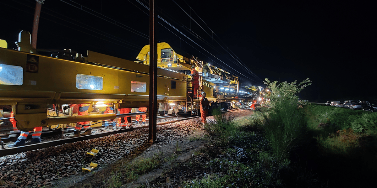 Le train-usine de Transalp Renouvellement est capable de remplacer entièrement jusqu'à 1.400 mètres de voie ferrée par nuit. Un chantier titanesque.