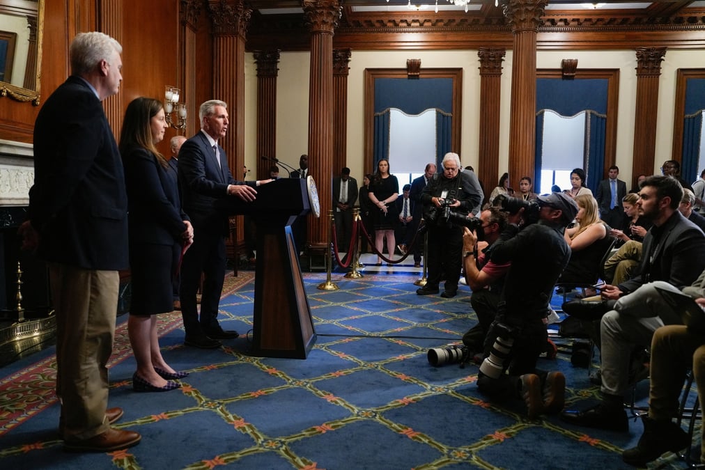 Le president de la chambre des representants, kevin mccarthy, s'adresse aux journalistes au capitole
