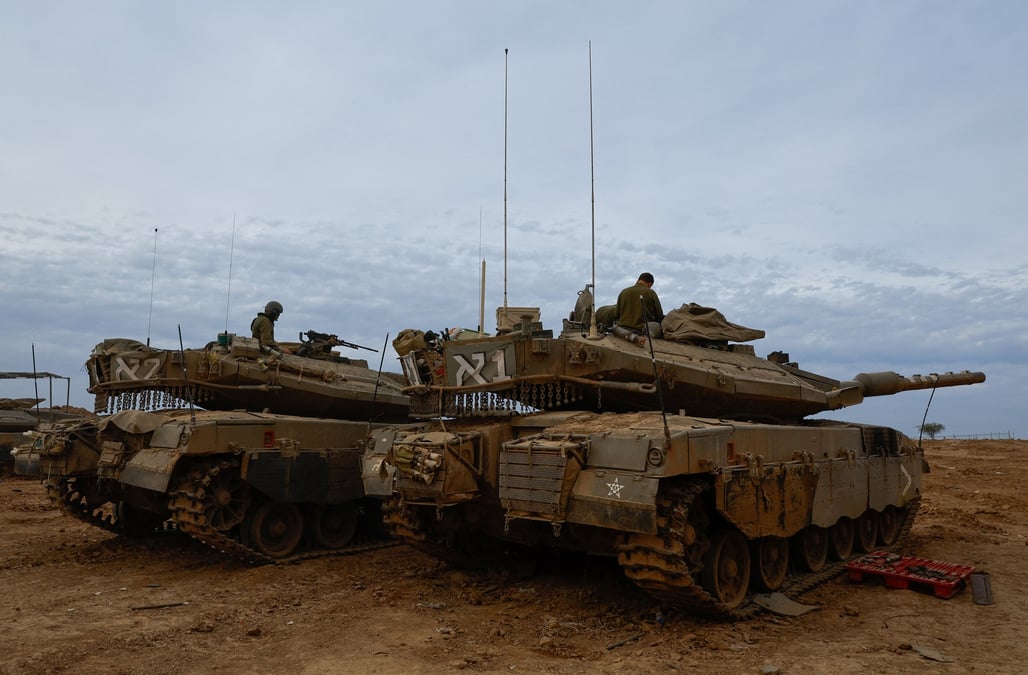 Des soldats israeliens sont assis dans des chars merkava pres de la frontiere entre israel et gaza, lors d'une treve temporaire entre le hamas et israel