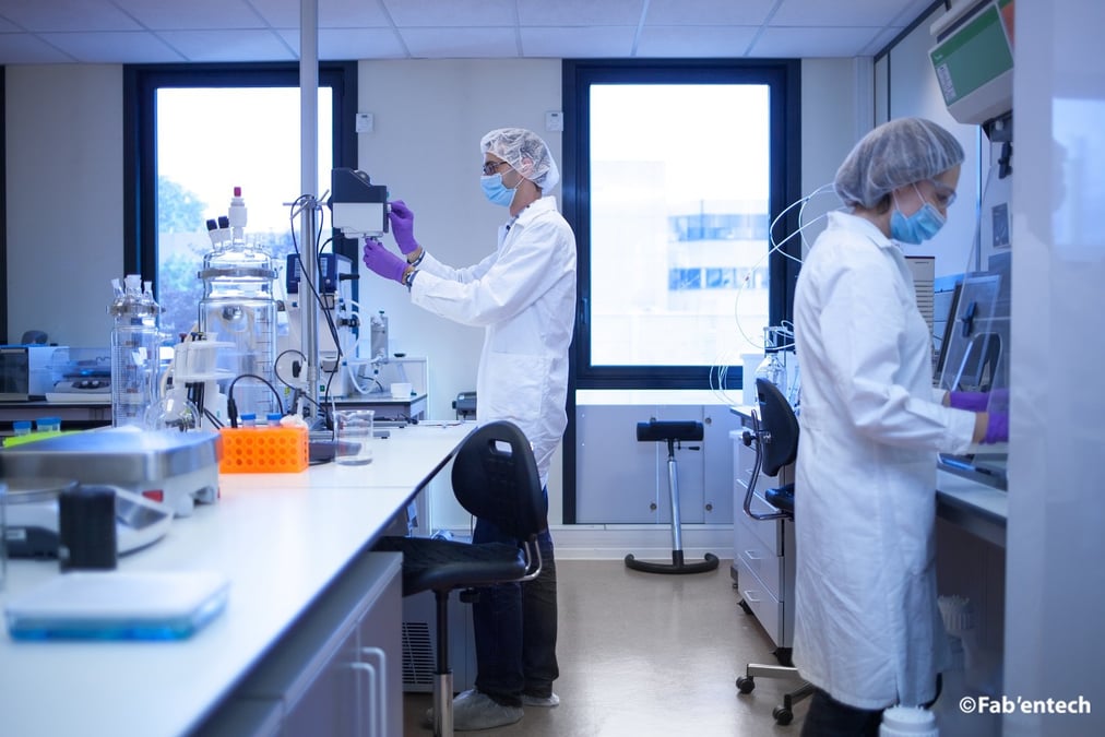 Fabentech a investi en 2020 dans son usine de Saint-Priest (Rhône). Elle produit des fragments d'anti-corps polyclonaux destinés à lutter contre des menaces biologiques, naturelles ou terroristes.