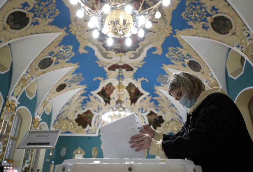 Russie: le parti au pouvoir recule mais conserve la majorite
