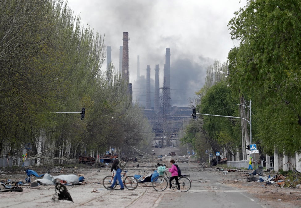 Ukraine: plus de 200 civils encore refugies dans l'usine azovstal de marioupol, dit son maire