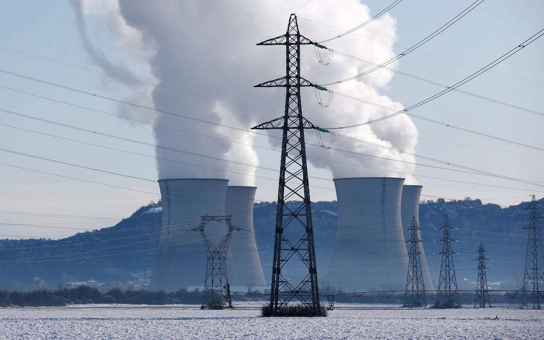 Lignes electriques a haute tension pres de la centrale nucleaire du bugey