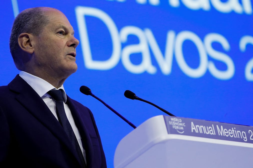 Le chancelier allemand olaf scholz prend la parole lors du forum economique mondial a davos, en suisse