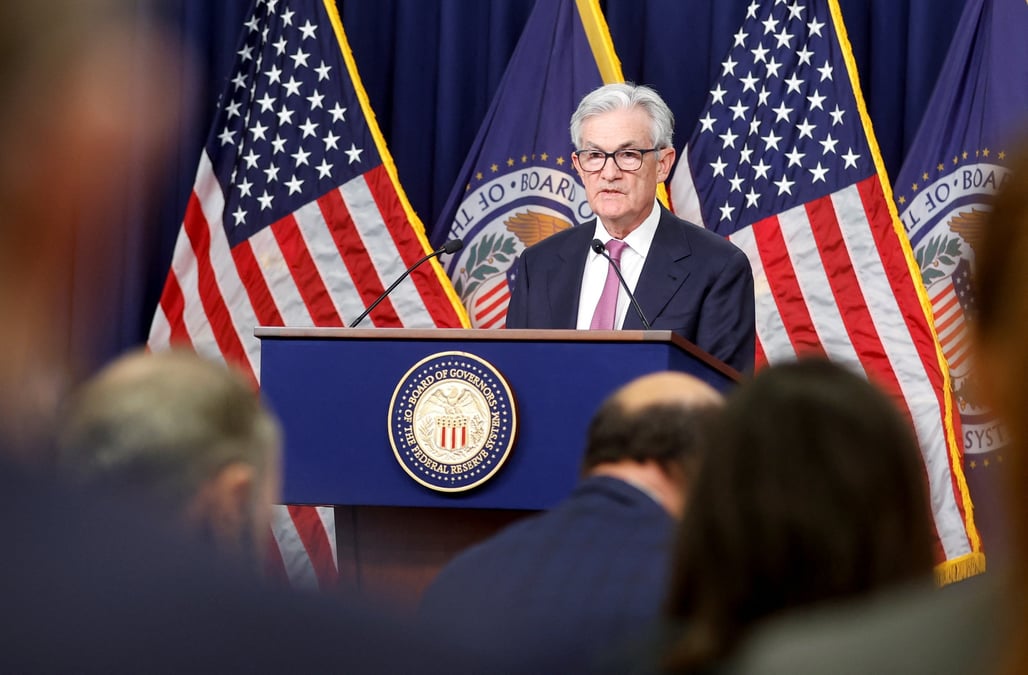 Le president de la reserve federale americaine, jerome powell, tient une conference de presse apres l'annonce par la fed d'une hausse d'un quart de point des taux d'interet a washington.