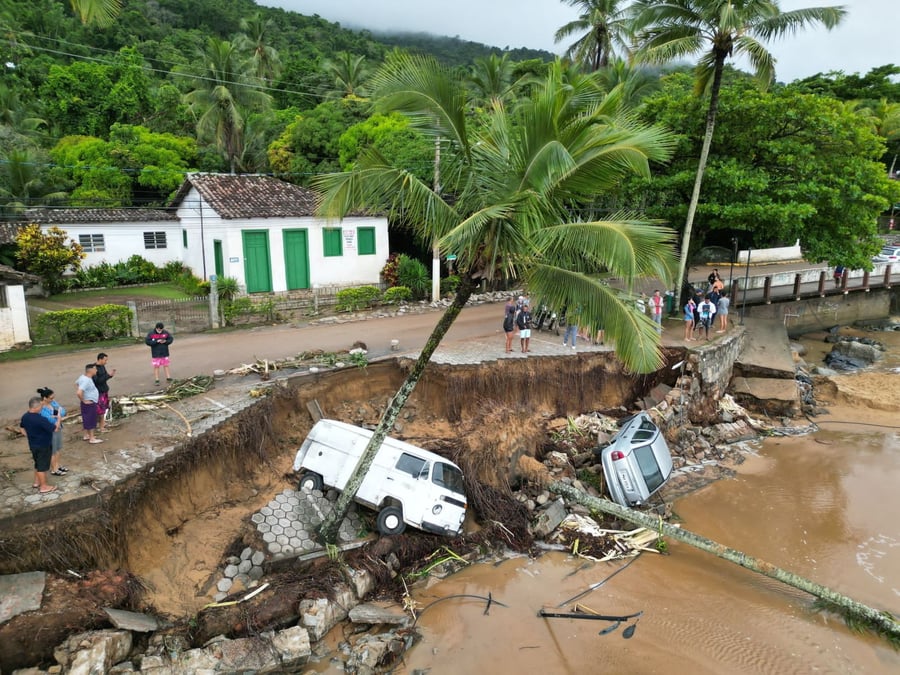 Consequences laissees par des inondations a ilhabela, au bresil