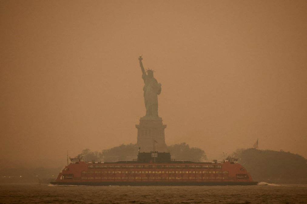 La statue de la liberte est recouverte de brume et de fumee causees par des incendies de foret au canada, a new york