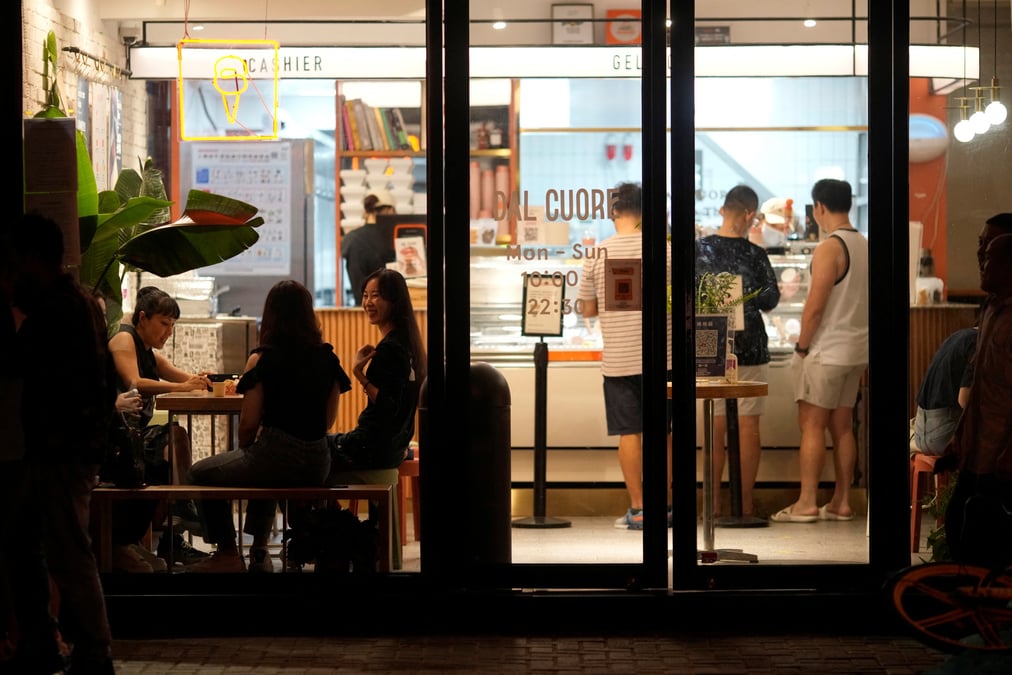 Des clients mangent des glaces a shanghai