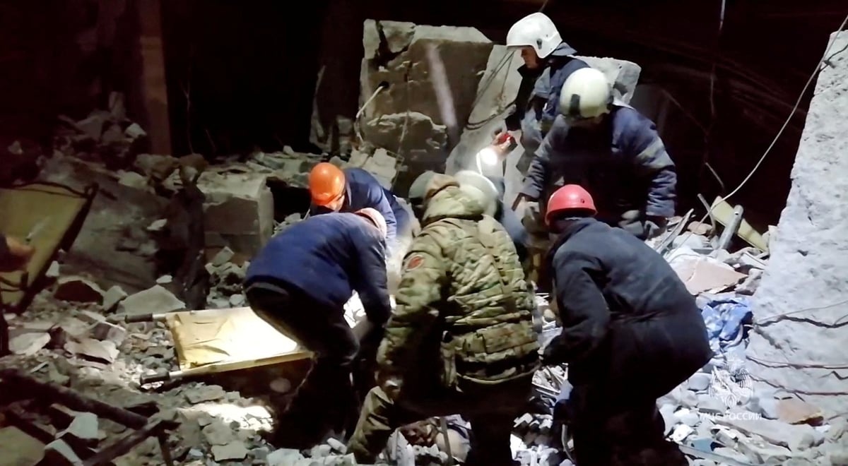 Les secouristes secourent des corps des decombres d'un batiment devaste suite a une attaque ukrainienne contre la ville de lyssytchansk